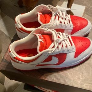 Nike dunk low championship size 11 barely worn like new